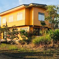 The Orange House Thailand - Baan P'Nae Homestay, hotel in Ban Khlong Bang Khrok