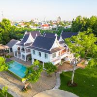 Phi Private Villa: Luxury Thai with Riverview, hotel v destinácii Chiang Mai (Pa Tan)
