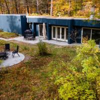 earthship forest exile, hotel blizu aerodroma Jaffrey - Silver Ranch Airpark - AFN, Temple