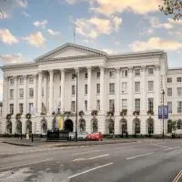 Queens Hotel Cheltenham, готель у місті Челтнем