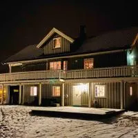 Hjemmekoselig leilighet i underetasje, hotell i Norem