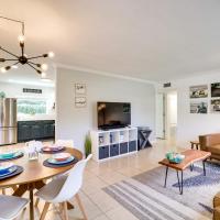 Chic Melbourne Cottage with Fire Pit, 4 Mi to Beach!