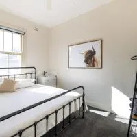The Middle, hotel ad Adelong