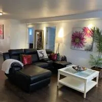 Beautiful private full condo, hotell i Brossard