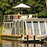 Hausboot XENIA in Ueckermuende &ndash; hotel w mieście Ueckerm&uuml;nde