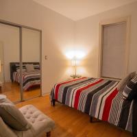 Modern 4BR in Hyde Park, Walk to University، فندق في Hyde Park، شيكاغو