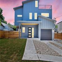 East Austintacious: walkable airy arty 4 bedroom 3 1/2 bath