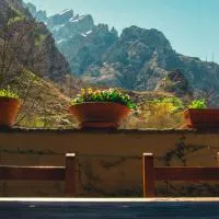 Albergue de Caín "El Diablo de la peña"، فندق في كاين