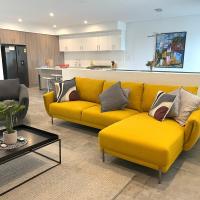 2 Chic Stylish Modern Family On Charles, hotel en North Perth, Perth