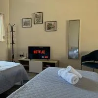 Private One Bedroom Apartment close to Airport in Luqa، فندق في لوكا