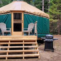 Allie Mae Yurt nestled in the woods, hotell i nærheten av Eastern Slopes regionale lufthavn - FRY i Brownfield