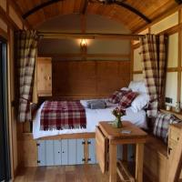 The Flying Scotsman Shepherd's Hut with Hot Tub