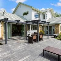 Nature Serenity Getaway with pool - deck - gardens, hotel near Ardmore Airport - AMZ, Auckland
