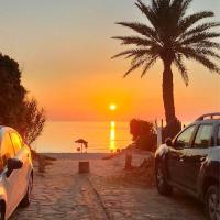 Dans résidence à bord de la mer avec plage privée, hotel in Chott Meriem