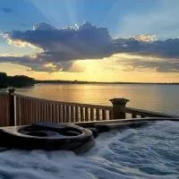 Lakefront Oasis with Private Hot Tub, hotel din Pittsburg
