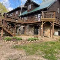 Buffalo River Lodge (Yellville)- Lower Level، فندق في Saint Joe
