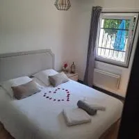 Le gîte des cascades، فندق في Bassy