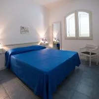 Le Bianche ville con patio privato a un passo dal mare, hotel en Torre Suda