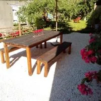 GITE LES 27 ROSES ET PLUS, hotell i Châtel-Censoir