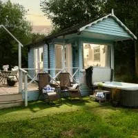 Woodland Art Studio - Cosy Woodland Studio with Private Hot Tub, hotel a Blandford Forum