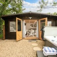 Hazel Tree Hut - Cosy Woodland Cabin with Private Hot Tub, hotel a Blandford Forum