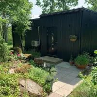 Small cozy 3-room house with terrace & large garden, hotel v destinácii Ilmandu