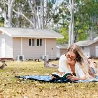 Kangarooms Noosa Everglades، فندق في Cootharaba