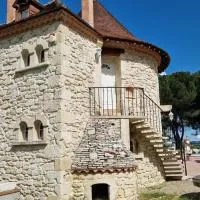 Domaine de la Tour de Pérès, viešbutis mieste Ayguetinte