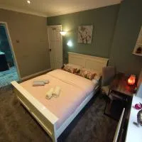 Lovely room with ensuite in a quiet house, hotel v destinaci Rayleigh
