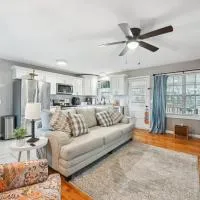 Vine Grove Home w/ Deck, 4 Mi to Saunders Springs!, hotelli kohteessa Radcliff