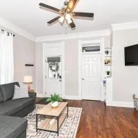 Cheerful 2-Bedroom Cottage in Downtown Noblesville, khách sạn ở Noblesville
