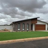 Modern luxury - Brand new home, hotel near Forbes Airport - FRB, Parkes