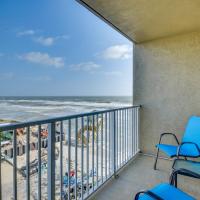 Breezy Daytona Beach Studio with Balcony and Views!，戴通納海灘Daytona Beach Shores的飯店