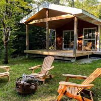 Moose Cabin - Cozy Forest Retreat nearby Lake、East Kemptvilleのホテル