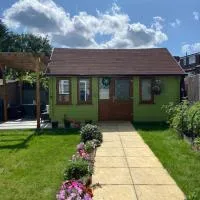 Charming Private Guest House, hotel sa Enfield