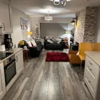 Harmony House enclosed property near beach and lake, hotel u gradu Tramor