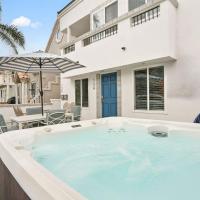 Stunning Beach Delight with Hot Tub, Fire Pit, Parking & Walk to Beach!, hotell i Mission Beach i San Diego