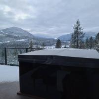 Five Star-Amazing views and Hot Tub, hotel near West Kootenay Regional Airport - YCG, Crescent Valley