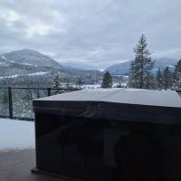Five Star-Amazing views and Hot Tub, отель рядом с аэропортом Региональный аэропорт Уэст-Кутеней - YCG в городе Crescent Valley
