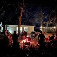Owl Hoot Lake Retreat- Dock, beach & wooded haven!, Hotel in Texanna