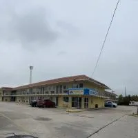 Americas Best Value Inn and Suites Groves, hotel di Groves