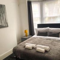 Gravesend 2 Bedroom Spacious Stylish Apartment - Sleeps upto 6 - 2 Min Walk to Station
