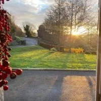Rostrevor Valley 6-Br Sleeps 20 w Hot Tub & View, hotel em Newry