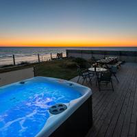 Sound of the Sea, beach front Bungalow with hot tub, in Tywyn