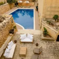 Charming & Stylish Historic Farmhouse with Pool, hotel v destinaci Xewkija