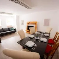 Yello Homes - großes Apartment - Am Waldrand, 15 min bis Nürnberg Messe, für 8 Personen, 2 WC's, hotel i Schwarzenbruck