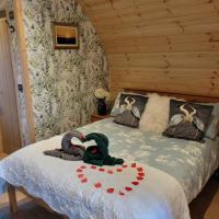 Beautiful Glamping Pod with Central Heating, Hot Tub, Garden, Balcony & views - close to Cairnryan - The Herons Nest by GBG, hotell i Glenluce