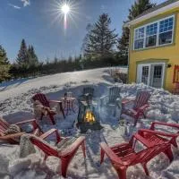 Stunning Waterfront Chalet A Lot Of Natural Light, hotel di Saint Zenon