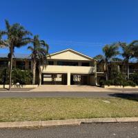 Cowell Townhouse apartments, hotel near Cleve Airport - CVC, Cowell