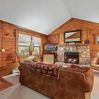 Classic Log Cabin with Fireplace on Quiet River, хотел в Блоуинг Рок